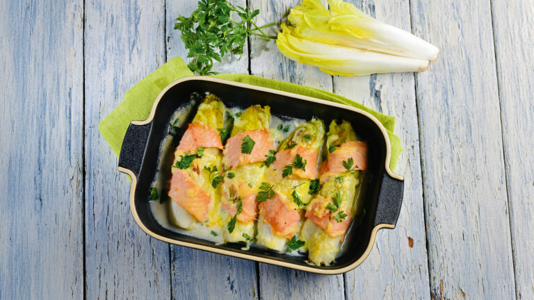 Rezept: Überbackener Chicorée mit Lachs | Foto: Bernhard und Gabi Kölsch / MedTriX