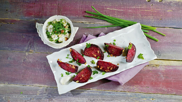 Rezept für Ofen-Rote-Bete mit Kräuter-Nuss-Dip | Foto: MedTriX / Bernhard und Gabi Kölsch