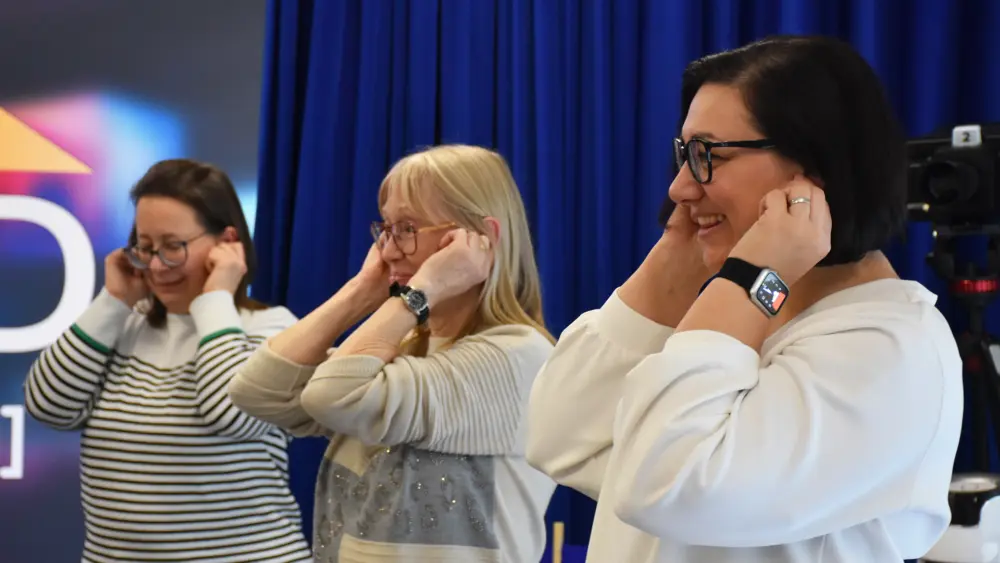 Auch einfachste Übungen wie Ohrläppchen-Massagen können im Alltag Entlastung bringen, wenn die Hormone tanzen. | Foto: DNI