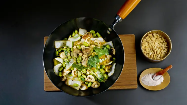 Rezept für Rezept für Edamame-Pilz-Pfanne aus dem Wok | Foto: MedTriX / Bernhard und Gabi Kölsch