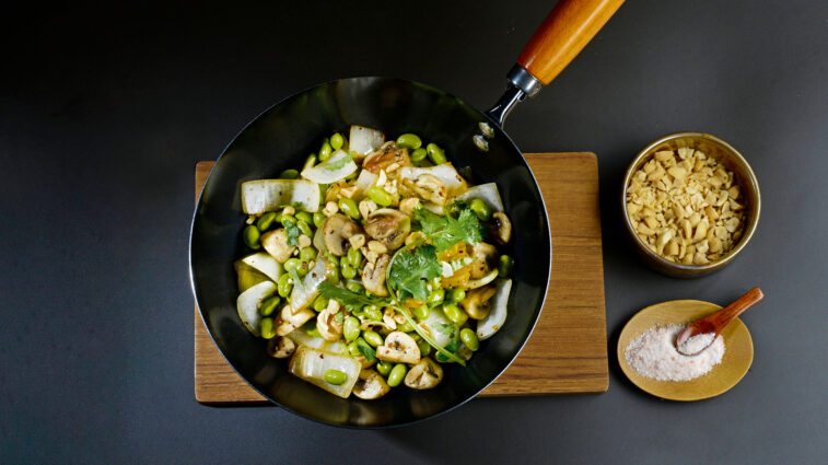 Rezept für Rezept für Edamame-Pilz-Pfanne aus dem Wok | Foto: MedTriX / Bernhard und Gabi Kölsch