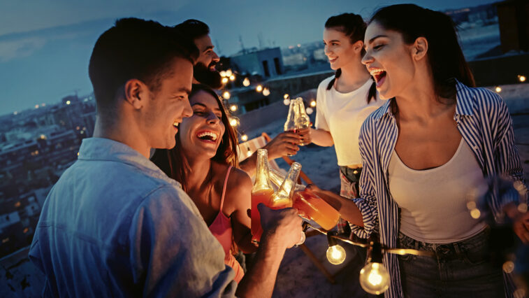 Alkohol und Jugendliche mit Typ-1-Diabetes: Gut vorbereitet durch den Abend | Foto: NDABCREATIVITY – stock.adobe.com