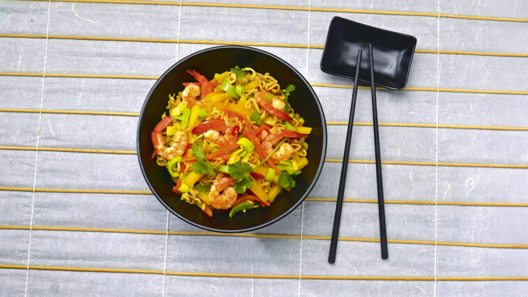 Rezept für Mie-Nudel-Bowl mit Garnelen | Foto: Bernhard und Gabi Kölsch / MedTriX