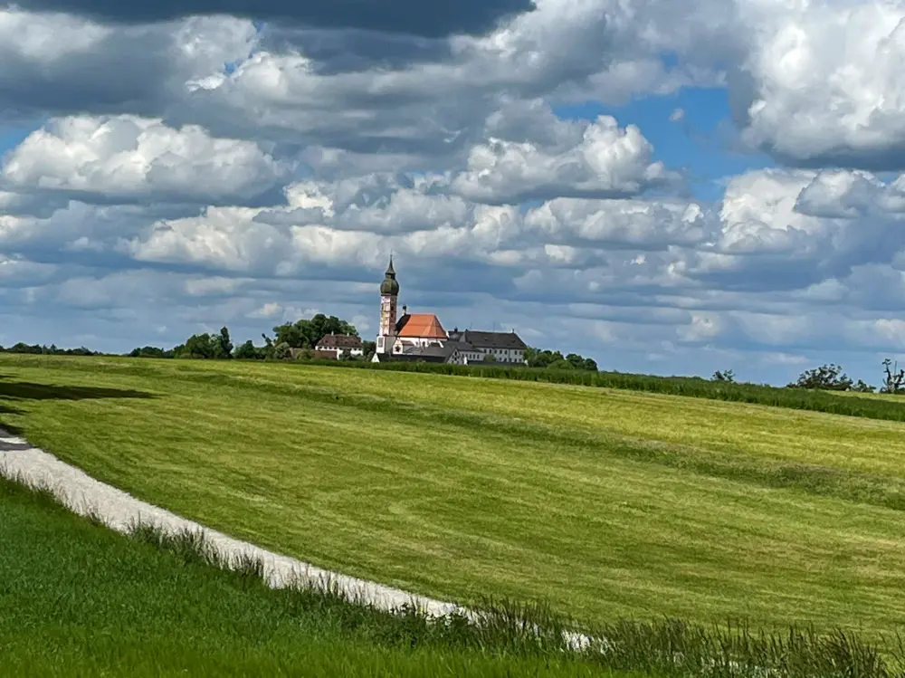 Bei der Wandertour ging es durch viel Natur – mit Blick auf das Kloster Andechs. | Foto: privat
