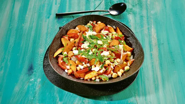 Rezept für Gemüse-Salat mit Süßkartoffeln | Foto: MedTriX / Bernhard und Gabi Kölsch