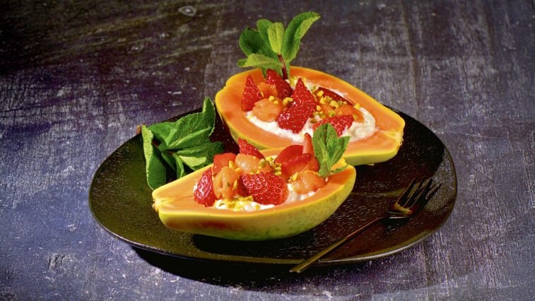 Rezept für Papaya mit Erdbeeren | Foto: MedTriX / Bernhard und Gabi Kölsch