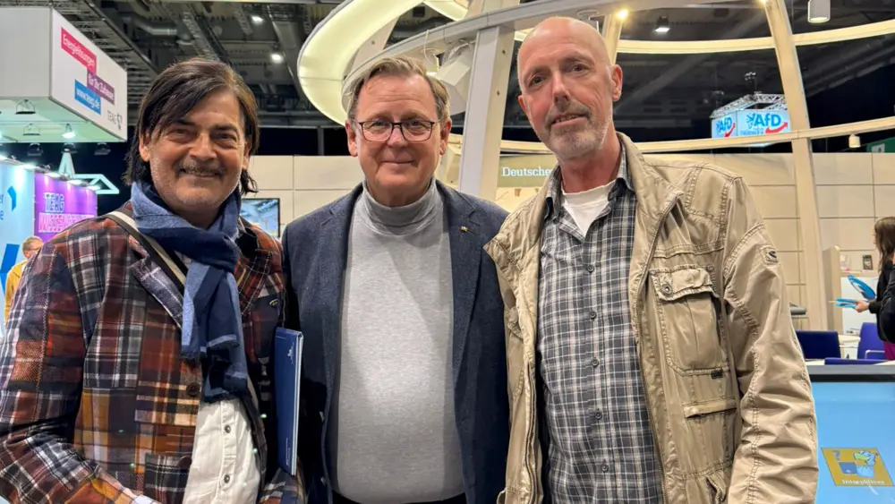 Auch der ehemalige Ministerpräsident Bodo Ramelow (Mitte) unterschrieb die Petition der Diabetiker Thüringen, hier mit Dr. Klaus Warz (links) und einem aktiven Mitstreiter (rechts). | Foto: DTH
