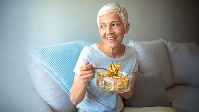 Wechseljahre und Ernährung: Neue Lebensphase, neue Gewohnheiten | Foto: Dragana Gordic – stock.adobe.com