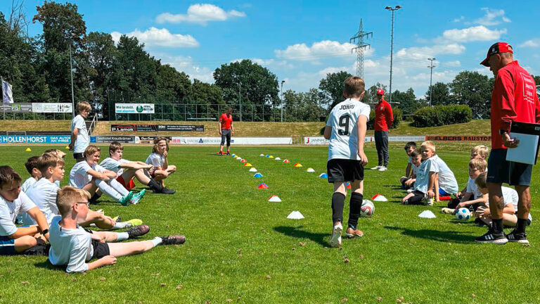 Fußball-Camps für Kinder und Jugendliche mit Diabetes: Die Fußballfabrik vereint Spielspaß und Diabetes-Management | Foto: Fußballfabrik / VitalAire Deutschland