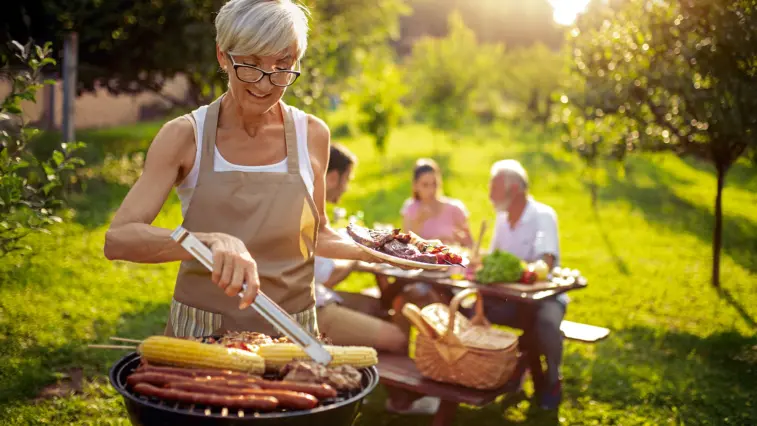Kochen im Freien: Sommer, Sonne, Grillgenuss | Foto: ivanko80 – stock.adobe.com