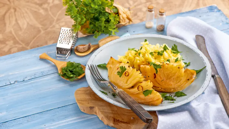 Rezept - Geschmorter Ofen-Weißkohl mit Sellerie-Kartoffelpüree | Foto: MedTriX / Bernhard und Gabi Kölsch