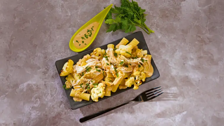 Rezept für Pulled Chicken mit Blumenkohl und Rigatoni | Foto: MedTriX / Bernhard und Gabi Kölsch