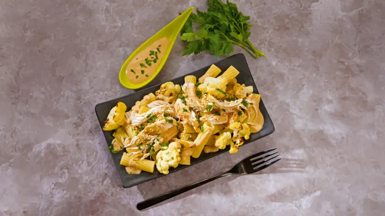 Rezept für Pulled Chicken mit Blumenkohl und Rigatoni | Foto: MedTriX / Bernhard und Gabi Kölsch