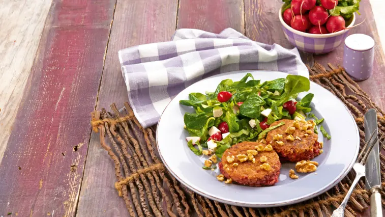 Rezept für Rote-Bete-Puffer mit Wintersalat | Foto: MedTriX / Bernhard und Gabi Kölsch