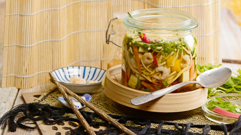 Rezept für asiatische Gemüsesuppe im Glas | Foto: MedTriX / Bernhard und Gabi Kölsch