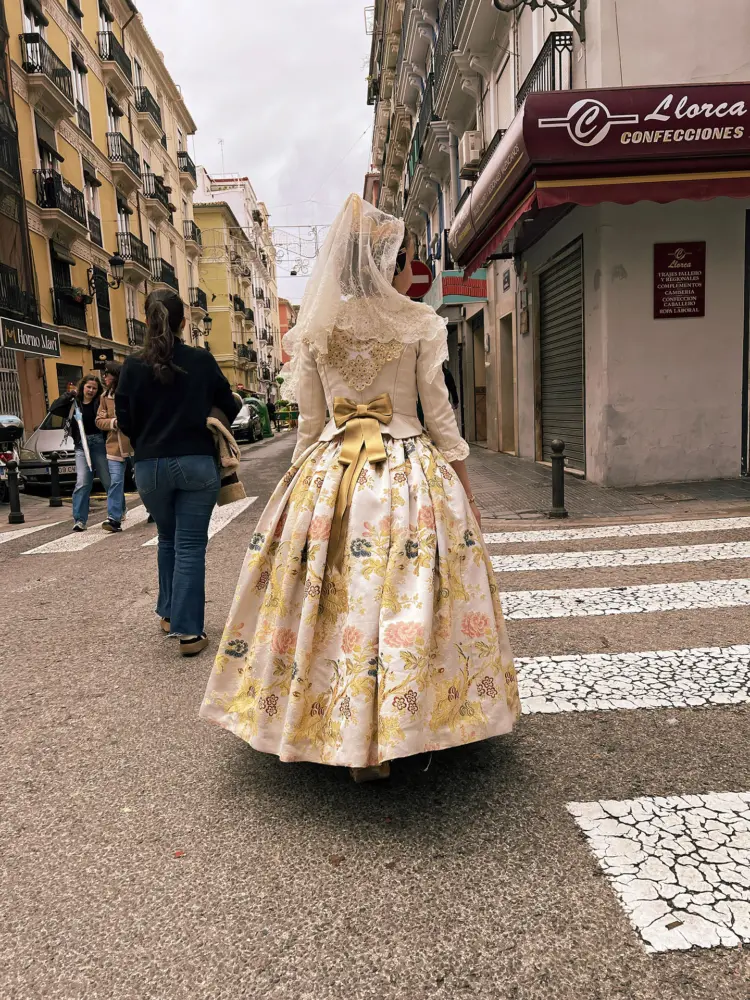 Bei den Fallas-Feierlichkeiten trug eine der Gastschwestern die traditionelle valencianische Tracht. | Foto: privat