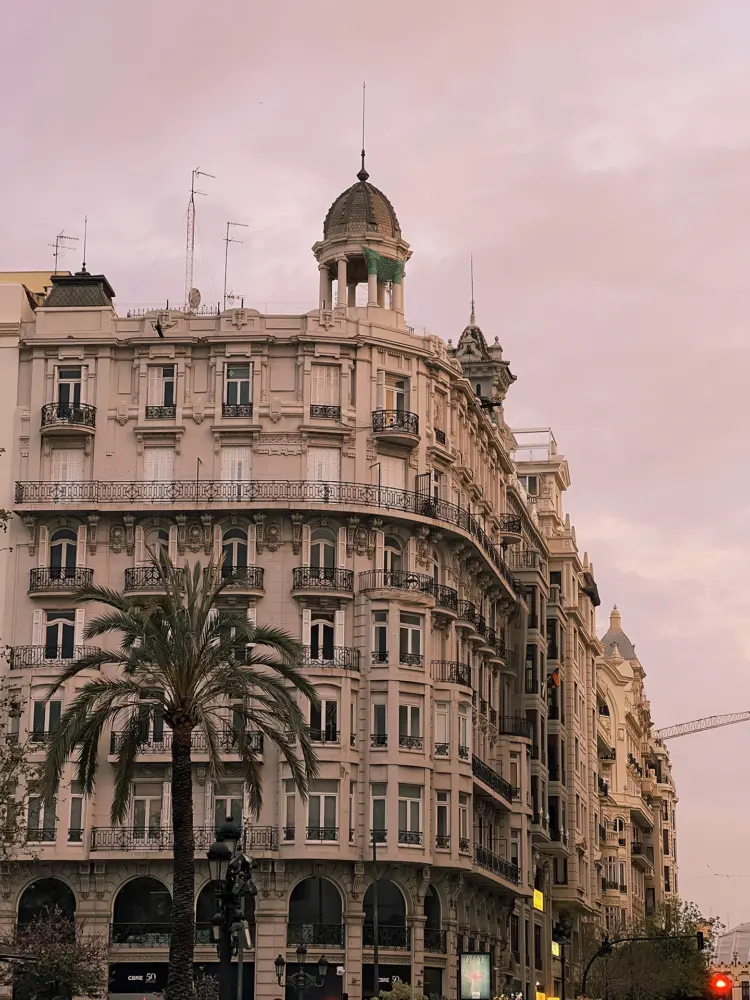 An der Plaza de Ayuntamiento in Valencia steht das Rathaus im neoklassizistischen Stil. | Foto: privat