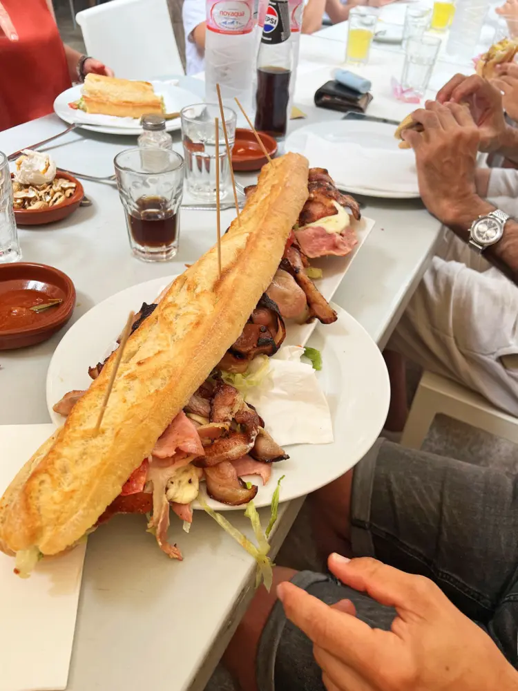 Beim Almuerzo, einem späten Frühstück, gab es in einem Dorf diese Bocadillos. | Foto: privat