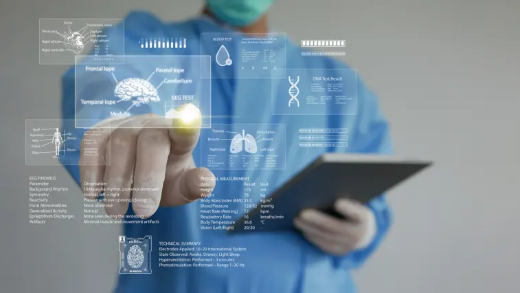Medizinische Fachkraft in Schutzkleidung hält ein Tablet; darüber sind digitale Darstellungen von Organen, Blut- und DNA-Tests sowie weiteren Gesundheitsdaten eingeblendet.