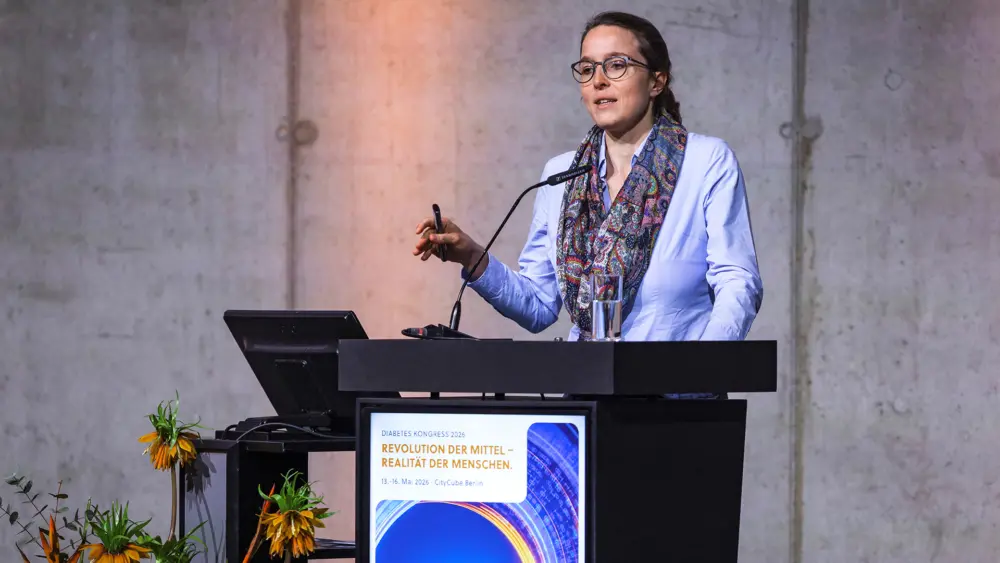 Dr. Ruth Hanßen steht beim Diabetes Kongress 2026 auf der Bühne und hält eine Rede anlässlich ihrer Auszeichnung mit dem Young Investigator Award.