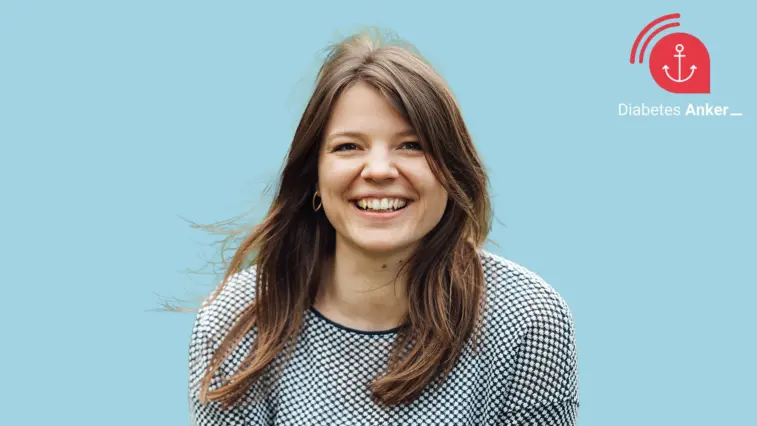 Porträt der lachenden Psychologin Laura Klinker vor hellblauem Hintergrund, mit langen braunen Haaren und gemustertem Pullover; oben rechts das Logo des Diabetes-Anker-Podcasts.