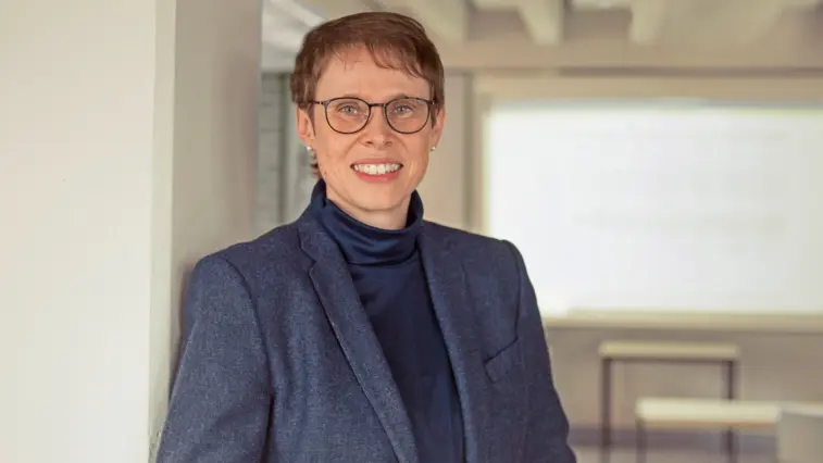 Die Interviewte PD Dr. Simone von Sengbusch blickt lächelnd in die Kamera. | Kinder mit Leidenschaft und Begeisterung betreuen: Interview mit Diabetologin PD Dr. Simone von Sengbusch | Foto: privat