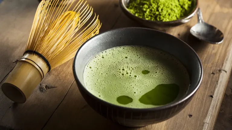 Matcha: Grüner Tee mit eigener Note | Foto: Brent Hofacker – stock.adobe.com