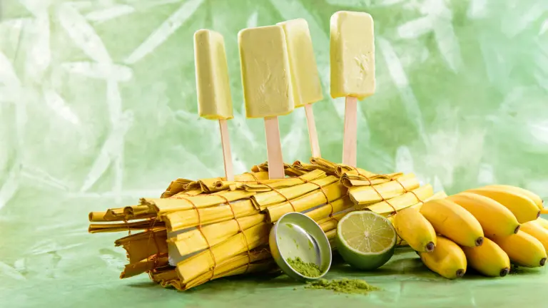 Rezept für Bananen-Matcha-Eis am Stil | Foto: MedTriX / Bernhard und Gabi Kölsch