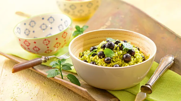 Rezept für Couscous mit Matcha, Pistazien und Blaubeeren | Foto: MedTriX / Bernhard und Gabi Kölsch