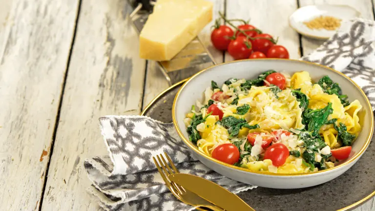 Rezept für Käse-Tortelloni im Spinatbett | Foto: MedTriX / Bernhard und Gabi Kölsch