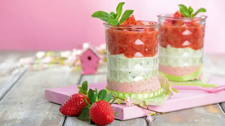 Rezept für Limettenquark mit Matcha, Minze und Erdbeeren | Foto: MedTriX / Bernhard und Gabi Kölsch