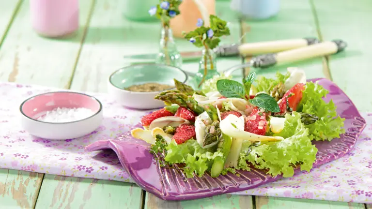 Rezept für Salat von zweierlei Spargel mit Erdbeeren | Foto: MedTriX / Bernhard und Gabi Kölsch