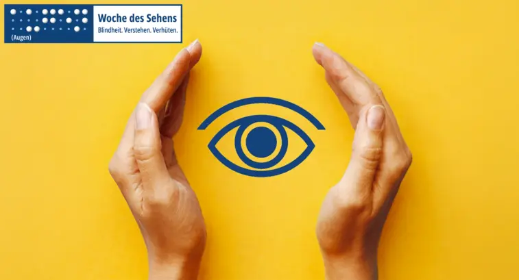 Zwei Hände umrahmen symbolisch ein stilisiertes Auge vor gelbem Hintergrund. Oben links das Logo „Woche des Sehens: Blindheit. Verstehen. Verhüten.“ mit Brailleschrift.