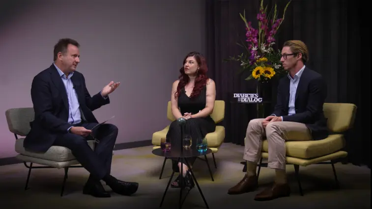 Prof. Dr. Matthias Blüher, Kathi Korn und Dr. Felix Reschke (v. l. n. r.) sitzen im Gespräch auf einem Studio-Set mit gelben Sesseln, im Hintergrund ein Blumenstrauß und das Schild „Diabetes #Dialog“.