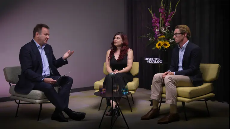 Prof. Dr. Matthias Blüher, Kathi Korn und Dr. Felix Reschke (v. l. n. r.) sitzen im Gespräch auf einem Studio-Set mit gelben Sesseln, im Hintergrund ein Blumenstrauß und das Schild „Diabetes #Dialog“.