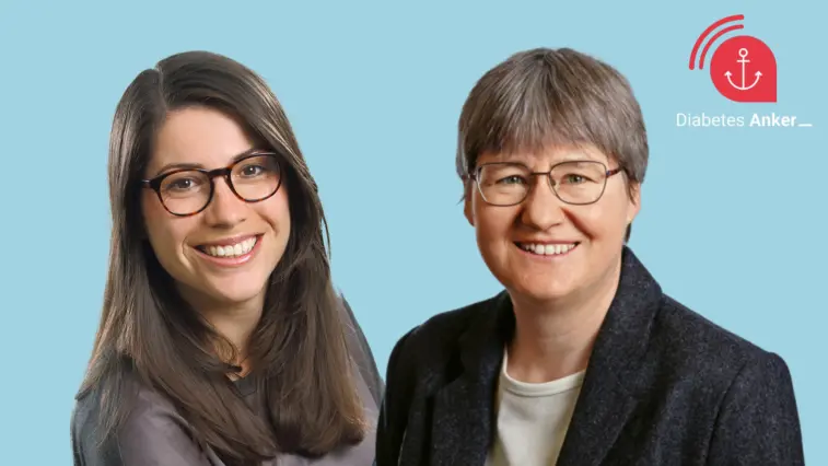 Porträtfoto von Lena Schmidt und Dr. Katrin Kraatz vor hellblauem Hintergrund, rechts oben das Logo des Diabetes Anker. Links Lena Schmidt mit braunen, langen Haaren und Brille, rechts Dr. Katrin Kraatz mit kurzen grauen Haaren, Brille und dunklem Blazer. Beide lächeln in die Kamera.