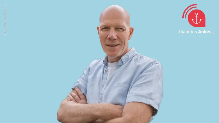 Dr. med. Dietrich Tews mit verschränkten Armen vor hellblauem Hintergrund, oben rechts das Logo des Diabetes-Anker-Podcasts.