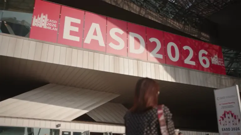 Der Eingangsbereich der Messe in Mailand mit dem Schriftzug „EASD 2026“.