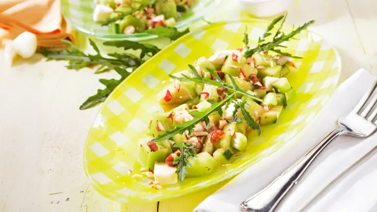 Rezept für Melonensalat mit Mandeln, Mozzarella und Chili | Foto: MedTriX / Bernhard und Gabi Kölsch