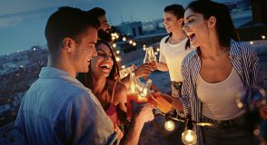 Alkohol und Jugendliche mit Typ-1-Diabetes: Gut vorbereitet durch den Abend | Foto: NDABCREATIVITY – stock.adobe.com