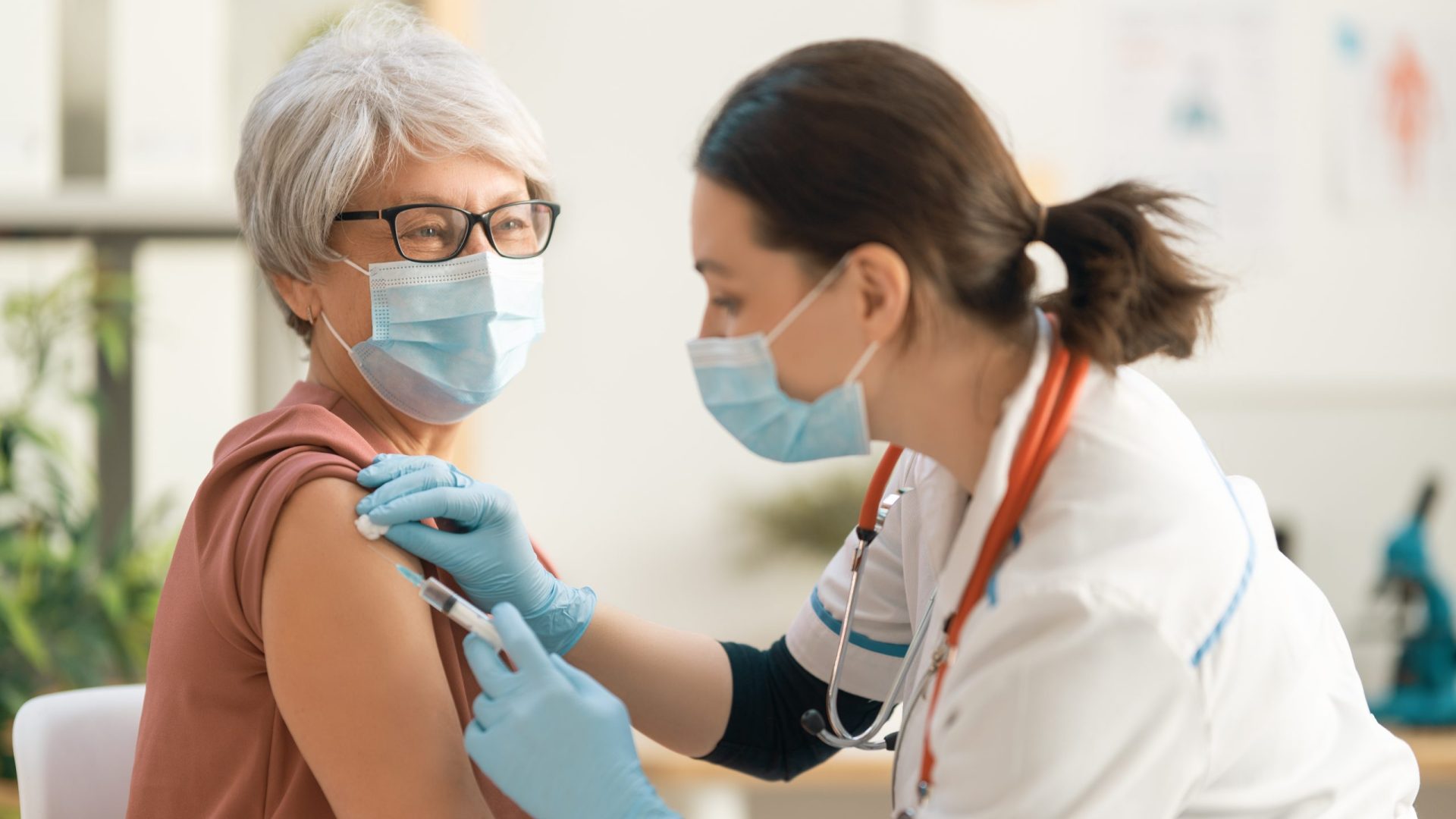 Altersmediziner empfehlen Menschen über 60 Jahren Impfung gegen Grippe und Corona