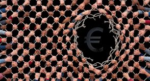 Viele Hände unterschiedlicher Hautfarben halten ein dichtes Netz aus Seilen. In der Mitte ist ein gerissenes Seil und ein großes Eurozeichen zu sehen – als Symbol für den finanziellen Druck auf die organisierte Selbsthilfe.