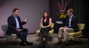 Prof. Dr. Matthias Blüher, Kathi Korn und Dr. Felix Reschke (v. l. n. r.) sitzen im Gespräch auf einem Studio-Set mit gelben Sesseln, im Hintergrund ein Blumenstrauß und das Schild „Diabetes #Dialog“.