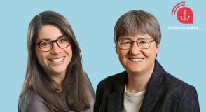 Porträtfoto von Lena Schmidt und Dr. Katrin Kraatz vor hellblauem Hintergrund, rechts oben das Logo des Diabetes Anker. Links Lena Schmidt mit braunen, langen Haaren und Brille, rechts Dr. Katrin Kraatz mit kurzen grauen Haaren, Brille und dunklem Blazer. Beide lächeln in die Kamera.