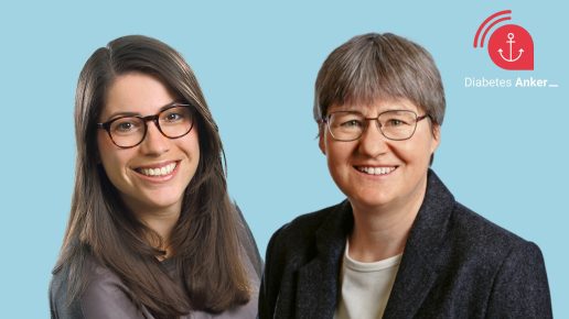Porträtfoto von Lena Schmidt und Dr. Katrin Kraatz vor hellblauem Hintergrund, rechts oben das Logo des Diabetes Anker. Links Lena Schmidt mit braunen, langen Haaren und Brille, rechts Dr. Katrin Kraatz mit kurzen grauen Haaren, Brille und dunklem Blazer. Beide lächeln in die Kamera.