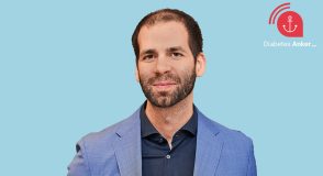 Porträt von Prof. Ehrmann in blauem Sakko und dunklem Hemd vor hellblauem Hintergrund. Rechts oben das Logo des Diabetes-Anker-Podcasts.
