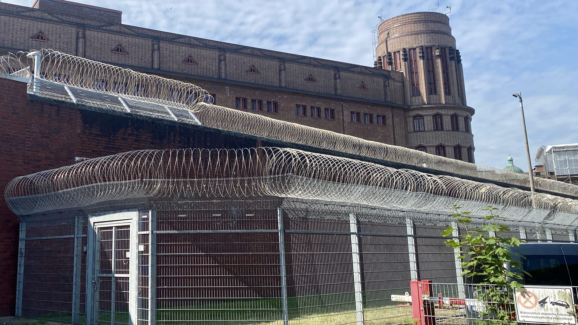 Diabetes im Gefängnis – wie Insassen und Verwaltung damit umgehen | Außenansicht des Hamburger Untersuchungsgefängnisses