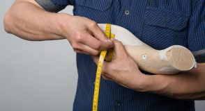 Diabetisches Fußsyndrom: Geeignete Schuhe zum Vorbeugen und Behandeln | Foto: StudioLaMagica – stock.adobe.com