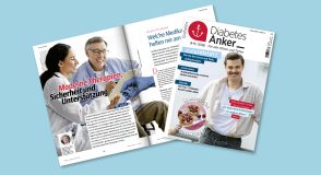 Titelseite und aufgeschlagene Innenseiten der Zeitschrift Diabetes-Anker, Ausgabe 8-9/2026, vor hellblauem Hintergrund. Das Titelblatt zeigt den lächelnden Musical-Darsteller Daniel sowie die Themen Zuckerwerte, Kindergeburtstag und Zöliakie bei Typ-1-Diabetes. Die Innenseiten zeigen eine Ärztin im Gespräch mit einem älteren Patienten zum Thema moderne Diabetestherapien.