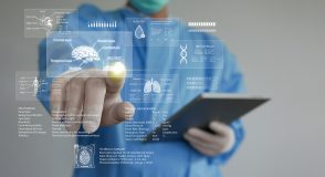Medizinische Fachkraft in Schutzkleidung hält ein Tablet; darüber sind digitale Darstellungen von Organen, Blut- und DNA-Tests sowie weiteren Gesundheitsdaten eingeblendet.